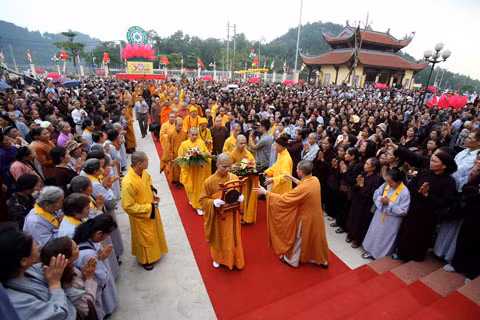 Hàng nghìn tăng ni, phật tử đã tới Học viện Phật Giáo Việt Nam dự Đại lễ Kỷ niệm 30 năm thành lập Giáo hội.