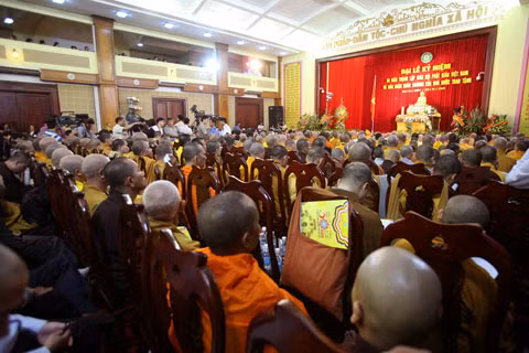Không khí trang nghiêm bên trong Hội trường.