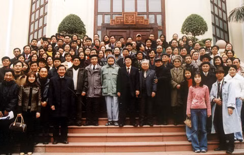 Gặp mặt các thế hệ làm Báo CAND - xuân 2004. Ảnh: Trang Dũng.