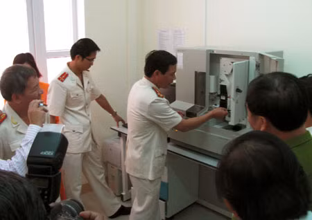 Các chuyên gia của Phân viện trưởng Phân Viện Khoa học hình sự tại Đà Nẵng giới thiệu quy trình vận hành thiết bị xét nghiệm AND cho Công an các tỉnh, thành miền TRung-Tây Nguyên và quan khách.