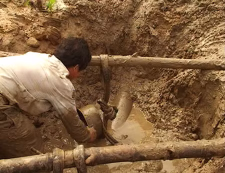 Quả bom lớn được phát hiện trong lòng đất thôn 12, xã Ba Vinh, Ba Tơ, Quảng Ngãi.