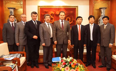 Trung tướng Đặng Văn Hiếu, Thứ trưởng Thường trực Bộ Công an; ngài Phó Chủ tịch thứ nhất Ủy ban Công nghiệp - Quân sự quốc gia Cộng hòa Belarus Go-lov-chen-co R.A cùng các đại biểu tại buổi tiếp.