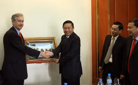 Trung tướng Tô Lâm, Thứ trưởng Bộ Công an Việt Nam trao quà lưu niệm tặng ngài William Joseph Burns, Thứ trưởng Bộ Ngoại giao Hoa Kỳ. Ảnh: Việt Hưng.