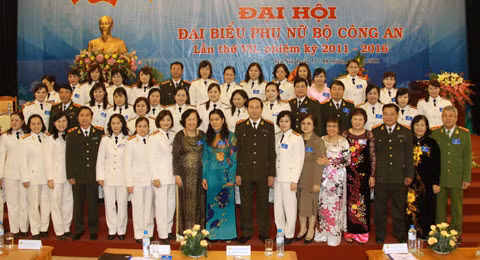 Đồng chí Trần Đại Quang, Ủy viên Bộ Chính trị, Bộ trưởng Bộ Công an; đồng chí Nguyễn Thị Thanh Hòa, Ủy viên Trung ương Đảng, Chủ tịch Hội LHPN Việt Nam và các đại biểu dự Đại hội. Ảnh: Công Gôn.
