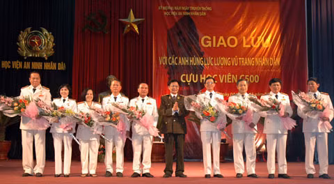 PGS, NGND, Trung tướng Phan Đức Dư, Giám đốc Học viện ANND cùng các Anh hùng lực lượng VTND, cựu sinh viên C500 tại buổi giao lưu kỷ niệm 65 năm truyền thống Học viện.
