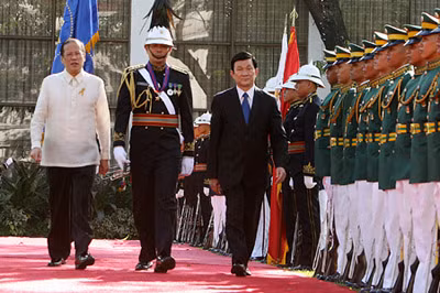 Tổng thống Philippin Benigno S.Aquino III và Chủ tịch nước Trương Tấn Sang duyệt đội danh dự quân đội Philippines. Ảnh: TTXVN.