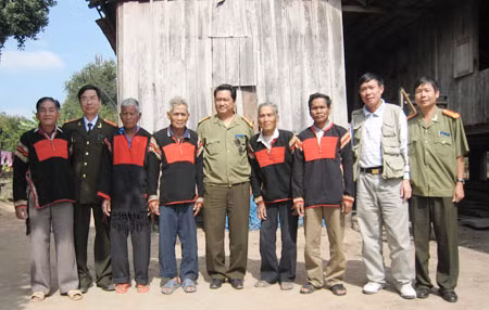 Các đồng chí Phạm Văn Miên, Lương Xuân Tý, Hà Cương cùng lãnh đạo Công an tỉnh Đắk Lắk với các già làng ở huyện Ea Sup, năm 2009.