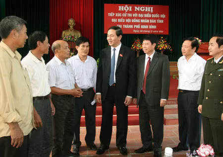 Bộ trưởng Trần Đại Quang và các đại biểu Quốc hội tiếp xúc cử tri TP Ninh Bình. Ảnh: Bằng Giang.