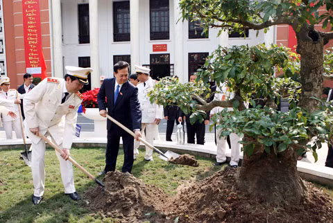 Thủ tưởng Chính phủ Nguyễn Tấn Dũng và Bộ trưởng Bộ Công an Trần Đại Quang trồng cây lưu niệm tại Học viện ANND.