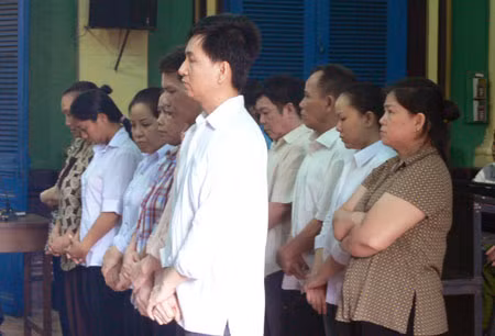 Các đối tượng nằm trong đường dây mại dâm của Nga và Tú ra tòa.