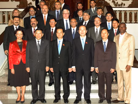 Thủ tướng Nguyễn Tấn Dũng, Bộ trưởng Bộ Công an Trần Đại Quang, Chủ tịch Interpol Khoo Boon Hui và các thành viên tham dự buổi tiếp.