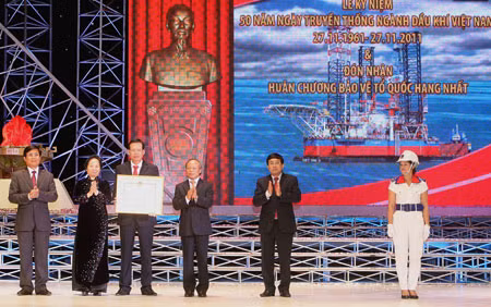 Phó Chủ tịch nước Nguyễn Thị Doan trao Huân chương Bảo vệ Tổ quốc hạng Nhất cho Tập đoàn Dầu khí Quốc gia Việt Nam.