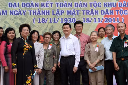 Chủ tịch nước Trương Tấn Sang đến dự “Ngày hội đại đoàn kết toàn dân tộc” tại Khu dân cư số 1, phường Cầu Kho, quận 1 (TP Hồ Chí Minh). Ảnh: TTXVN.