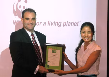 Đại diện WWF trao giấy chứng nhận "Văn Phòng Xanh" cho Tập đoàn VinaCapital.