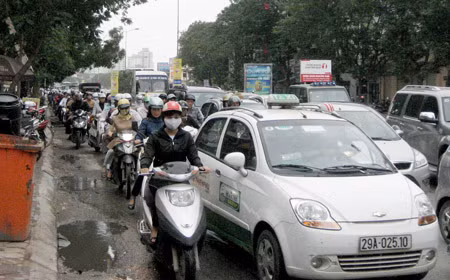 Ngày nghỉ cuối tuần nhưng lượng phương tiện trên đường Láng Hạ vào trung tâm thành phố Hà Nội vẫn không giảm.