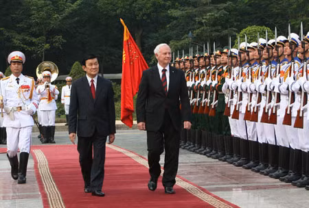 Chủ tịch nước Trương Tấn Sang và ngài David Johnston, Toàn quyền Canada duyệt Đội danh dự. Ảnh: TTXVN.