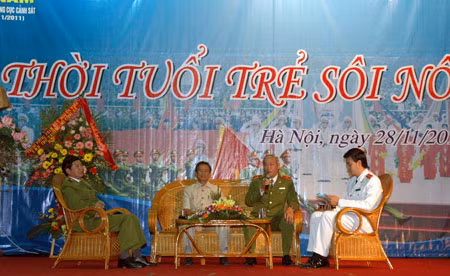 Các đại biểu trong buổi giao lưu tọa đàm.