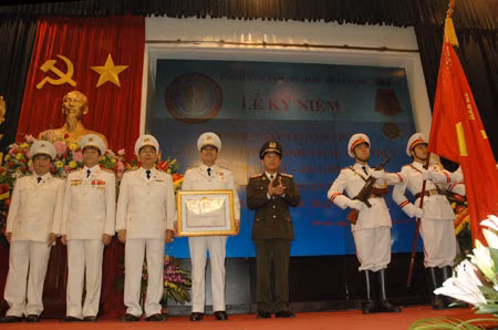 Trung tướng Trần Việt Tân, Thứ trưởng Bộ Công an trao Huân chương Bảo vệ Tổ quốc hạng Nhất cho lực lượng Cảnh sát đường thủy.