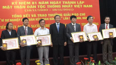 Đồng chí Đinh Thế Huynh, Ủy viên Bộ Chính trị, Trưởng ban Tuyên giáo TW trao giải A cho nhóm tác giả.