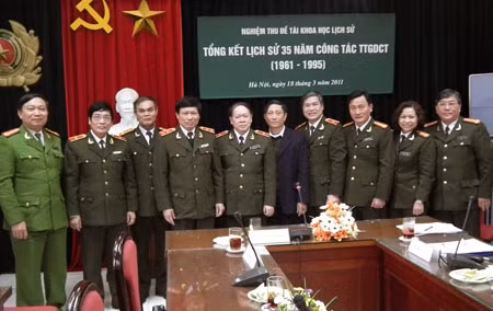 Lãnh đạo Công an các đơn vị và các nhà nghiên cứu lịch sử tại một buổi nghiệm thu đề tài lịch sử CAND.