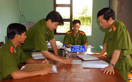 Lãnh đạo Công an huyện trao đổi với các điều tra viên trong vụ án cướp trên núi Thiên Ấn.