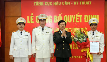 Thượng tướng Đặng Văn Hiếu, Ủy viên TW Đảng, Thứ trưởng Thường trực Bộ Công an trao Quyết định và tặng hoa chúc mừng lãnh đạo Văn phòng Thường trực Ban Chỉ đạo.