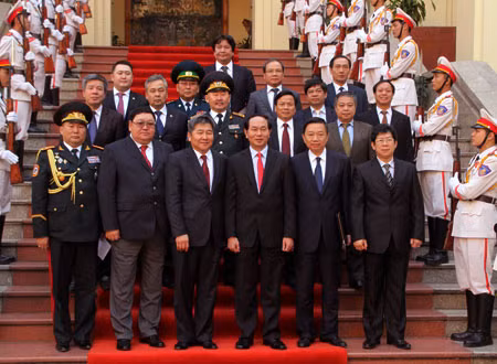 Thượng tướng Trần Đại Quang, Bộ trưởng Bộ Công an; ngài Thư ký HĐANQG Mông Cổ Tsagaandari Enkhtuvshin với các đại biểu tham dự buổi tiếp. Ảnh: Hiếu Quỳnh.