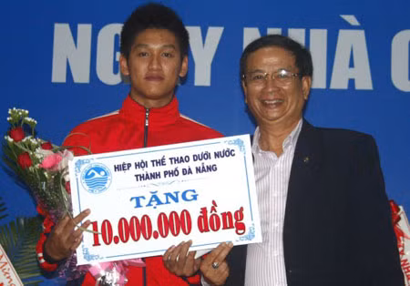 Hiệp hội Thể thao dưới nước TP Đà Nẵng trao phần thưởng 10 triệu đồng cho Quý Phước.