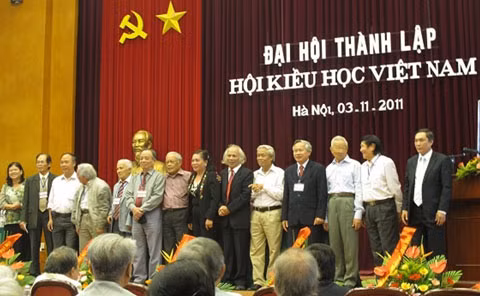 Lãnh đạo Hội Kiều học trong ngày ra mắt.