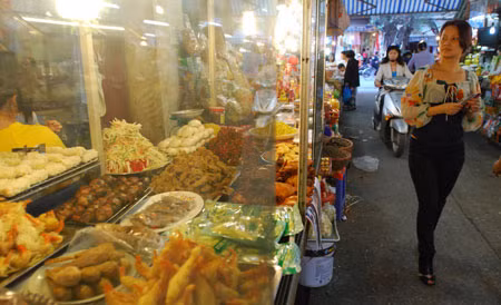 Hàng thực phẩm tươi sống được bày bán ở chợ. Ảnh: Đức Anh.