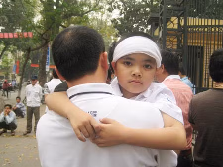 Bé Phạm Duy Minh con của nạn nhân Phạm Văn Tài.