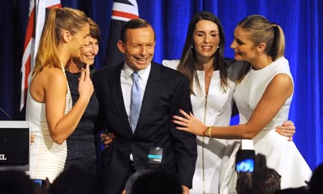 Tony Abbott cùng vợ và 3 cô con gái mừng thắng cử ngày 7/9/2013.