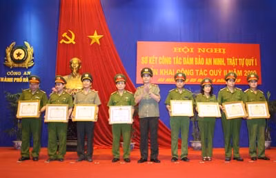 Giám đốc CATP Hà Nội Nguyễn Đức Nhanh trao Bằng khen của Bộ Công an, Tổng cục Cảnh sát phòng, chống tội phạm cho các tập thể có thành tích. Ảnh: A.H.