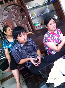Bà Phạm Thị Hương (bên phải).