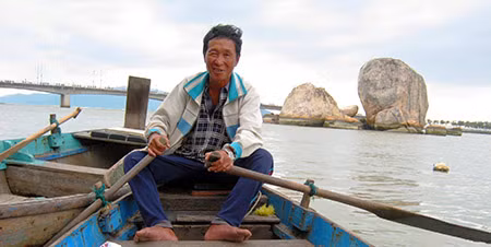 Ông Tòng chèo thuyền ra hòn Khô.