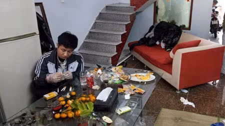 Lực lượng chức năng đang tiến hành khám nghiệm hiện trường tại ngôi nhà số 122 đường Nguyễn Văn Hới. Ảnh: Hoài Giang.