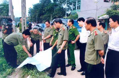 Đoàn công tác Bộ Công an tìm điểm cắm mốc xây dựng trụ sở Công an cấp huyện tại Công an tỉnh Phú Thọ.