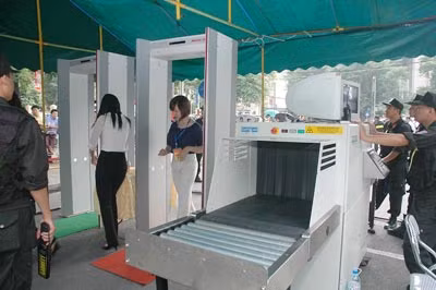 Lực lượng CSGT luôn ứng trực tại các ngã tư trọng điểm. CSCĐ Hà Nội đảm đương chốt chặn kiểm tra an ninh buổi Lễ Khai mạc Đại lễ 1000 năm Thăng Long - Hà Nội.