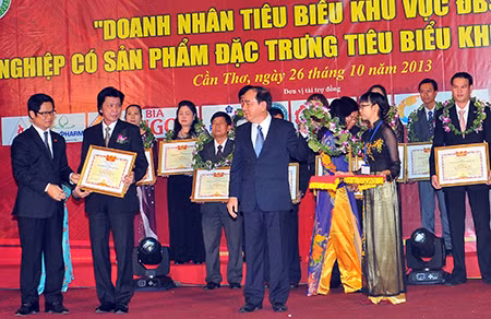 Ông Vũ Tiến Lộc, Chủ tịch VCCI Việt Nam trao bằng khen cho Giám đốc Công ty TNHH Chế biến thủy sản và XNK Anh Khoa.