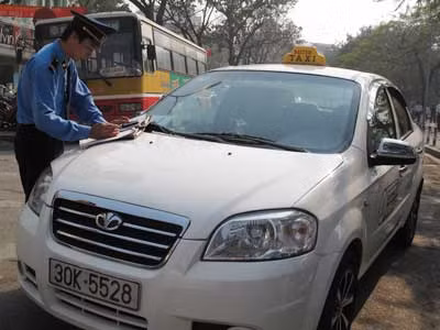 TTGT lập biên bản xe gắn chíp để gian lận cước tại bờ hồ Hoàn Kiếm, Hà Nội.