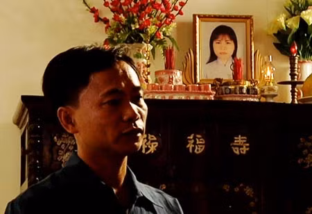 Anh Ánh trước bàn thờ vợ.