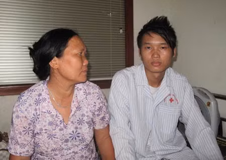 Hai mẹ con bà Hoa kể chuyện trong nước mắt.