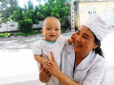 Hình ảnh đẹp giữa nhân viên y tế và bệnh nhân ở Bệnh viện Đa khoa Ý Yên (Nam Định).
