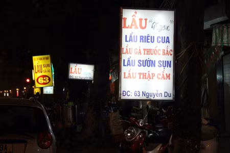 Lẩu đêm vỉa hè phố Nguyễn Du.