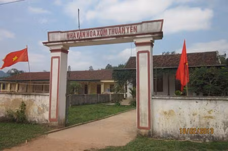 Nhà văn hóa xóm trên địa bàn xã, nơi các em học sinh đã phải mượn để học nhờ 3 năm nay.