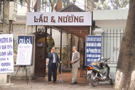 Nhạc sĩ Hồng Đăng và nhà thơ Phan Hách ngẩn ngơ trên quán cafe 84 Nguyễn Du cũ.