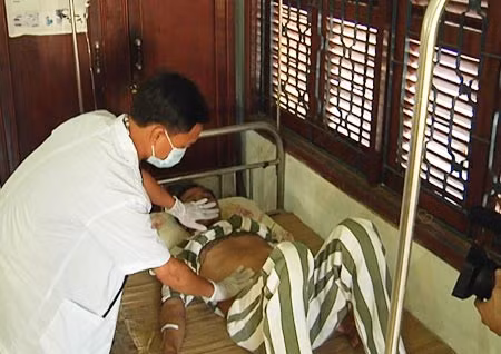 Công việc khám chữa bệnh hàng ngày cho phạm nhân.