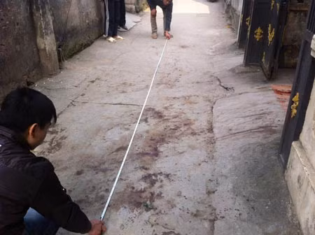 Khám nghiệm hiện trường.