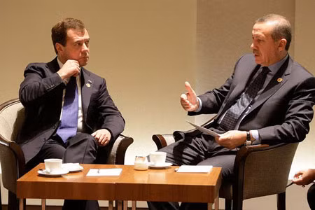 Thủ tướng Erdogan (phải) với Tổng thống Nga Dmitri Medvedev tại một hội nghị ở Seoul.