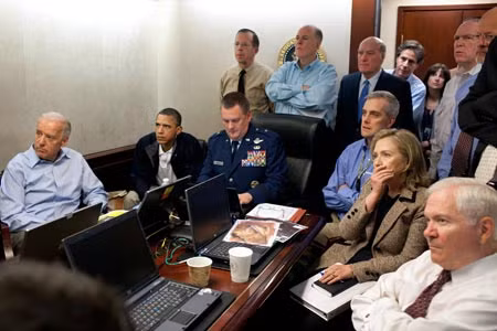 Tổng thống Barack Obama và các trợ lý thân cận nhất trong Chính phủ Mỹ theo dõi trực tiếp 40 phút thực hiện chiến dịch của SEAL Team Six tại Pakistan ngày 1-5.